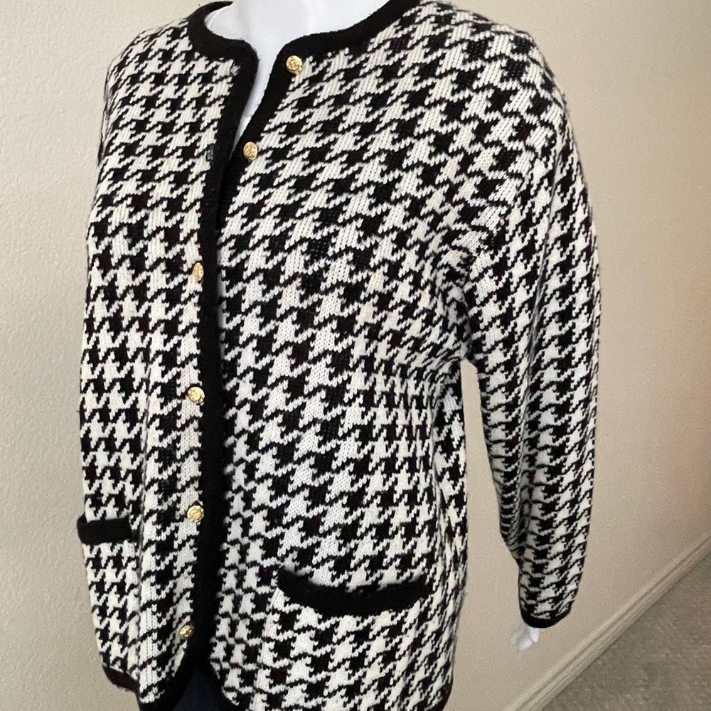 Elegant Black and White Houndstooth Cardigan